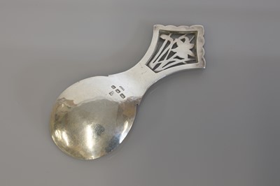 Lot 115 - An Arts & Crafts silver caddy spoon