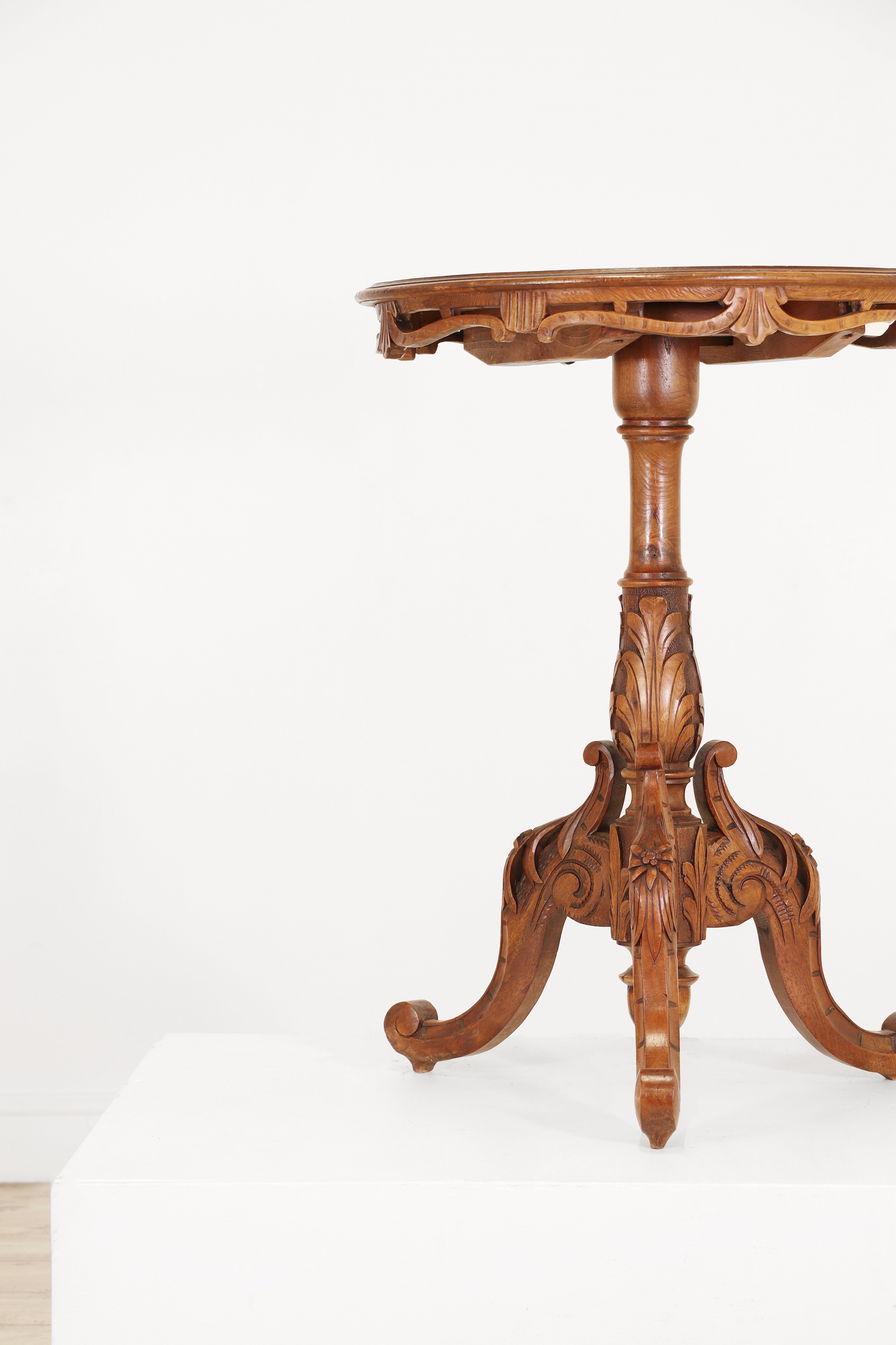 Lot 457 - A walnut and inlaid occasional table,