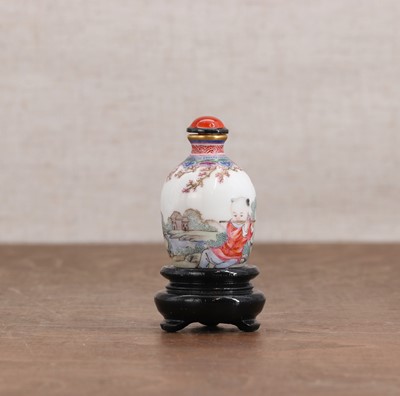 Lot 329 - A Chinese famille rose snuff bottle