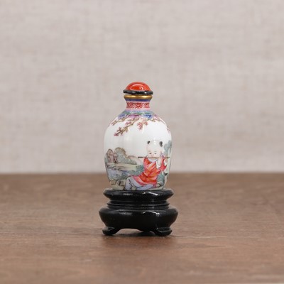 Lot 329 - A Chinese famille rose snuff bottle