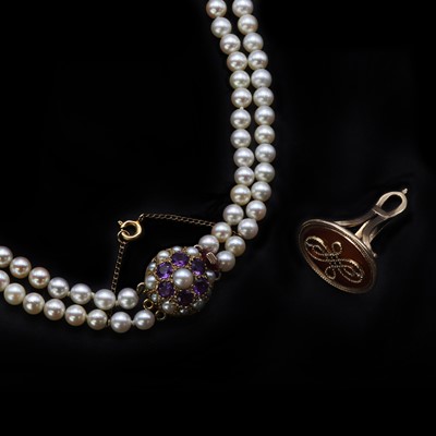 Lot 165 - A double row graduated cultured pearl necklace