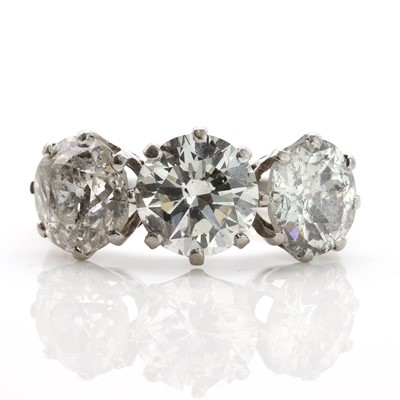 Lot 416 - A three stone diamond ring