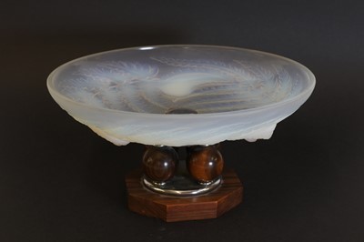 Lot 202 - An Art Deco opalescent glass bowl