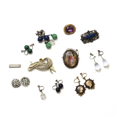 Lot 239 - A quantity of gold, silver and costume jewellery