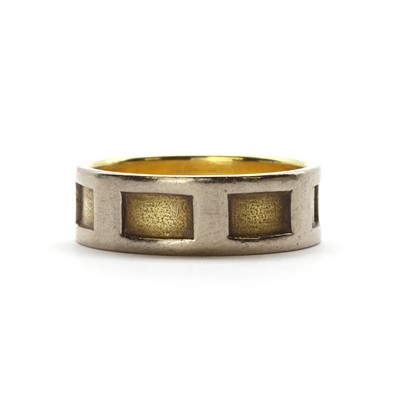 Lot 72 - A two colour gold band ring