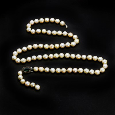 Lot 161 - A single row uniform round cultured pearl necklace