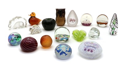 Lot 154 - A collection of paperweights