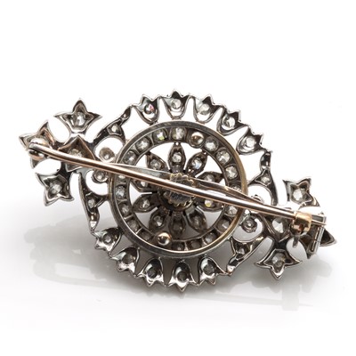 Lot 70 - A late Victorian target style brooch/pendant, c.1880