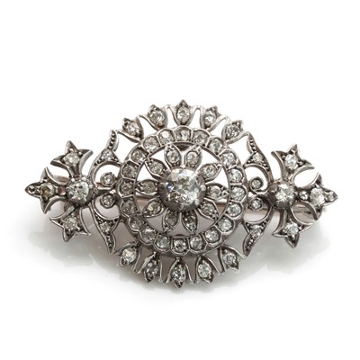 Lot 70 - A late Victorian target style brooch/pendant, c.1880