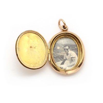 Lot 187 - A 9ct gold oval locket pendant