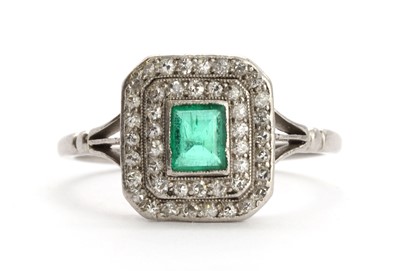 Lot 139 - An Art Deco emerald and diamond cluster ring, c.1930