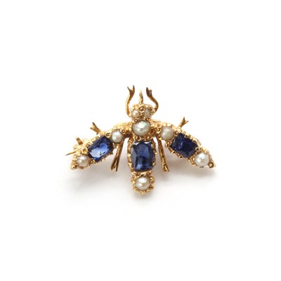 Lot 141 - A gold sapphire and split pearl bee brooch