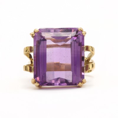 Lot 131 - An 18ct gold single stone amethyst ring