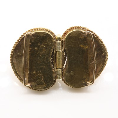 Lot 109 - A gold buckle