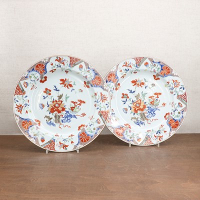 Lot 108 - A pair of Chinese Imari plates