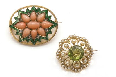 Lot 39 - An Edwardian octofoil shaped peridot and split pearl brooch, c.1905