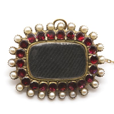 Lot 6 - A late Georgian memorial brooch