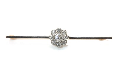 Lot 117 - A diamond cluster bar brooch