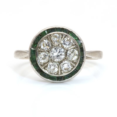 Lot 135 - An Art Deco diamond and emerald target cluster ring