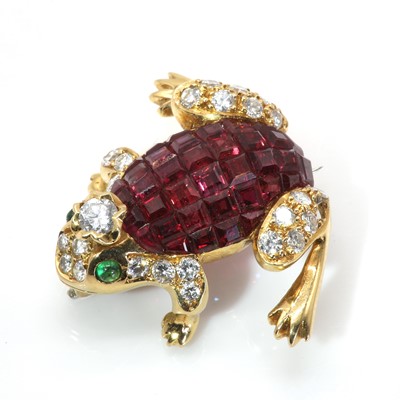 Lot 79 - A ruby, emerald and diamond frog brooch