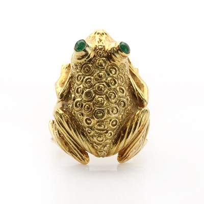 Lot 212 - An 18ct gold emerald set frog ring, c.1990