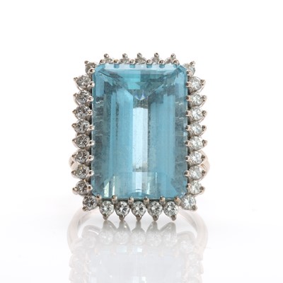 Lot 146 - A white gold aquamarine and diamond rectangular cluster ring