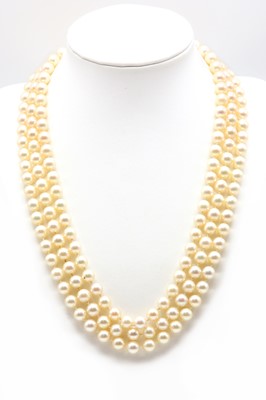 Lot 207 - A three row uniform cultured pearl necklace