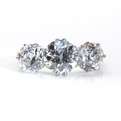 Lot 415 - A graduated three stone diamond ring