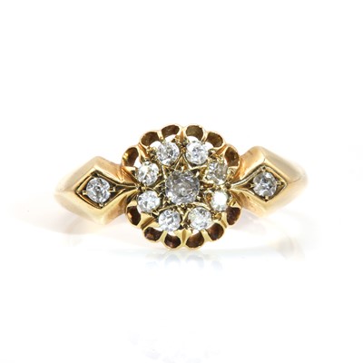 Lot 124 - An Edwardian diamond cluster ring