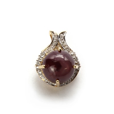 Lot 104 - A 9ct gold star ruby and diamond pendant