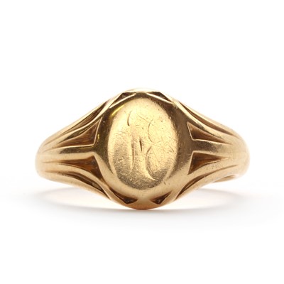 Lot 271 - An oval signet ring