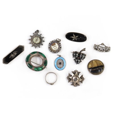 Lot 225 - A quantity of Victorian silver brooches