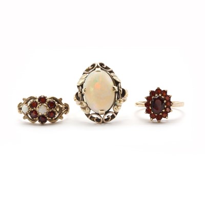 Lot 195 - A gold single stone opal ring