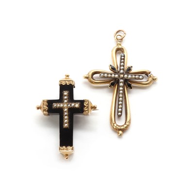 Lot 19 - An onyx and split pearl cross brooch