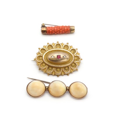 Lot 200 - A hollow gold paste and split pearl brooch