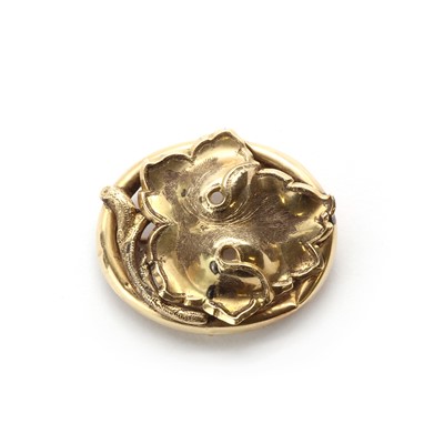 Lot 5 - A gold leaf design brooch