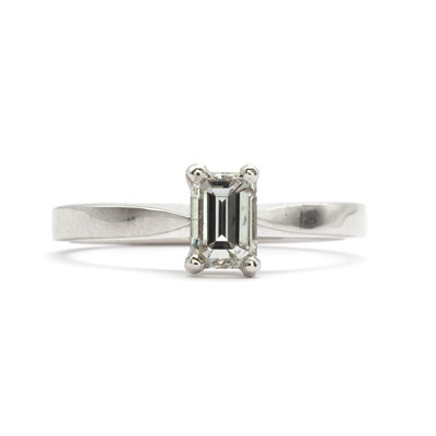 Lot 77 - A platinum single stone diamond ring