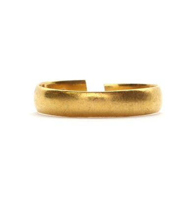 Lot 62 - A 22ct gold 'D' section wedding ring