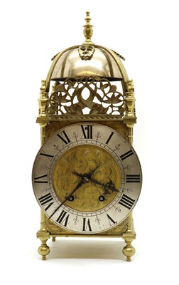 Lot 306 - A reproduction brass lantern clock