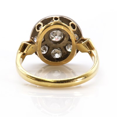 Lot 283 - A diamond set circular cluster ring