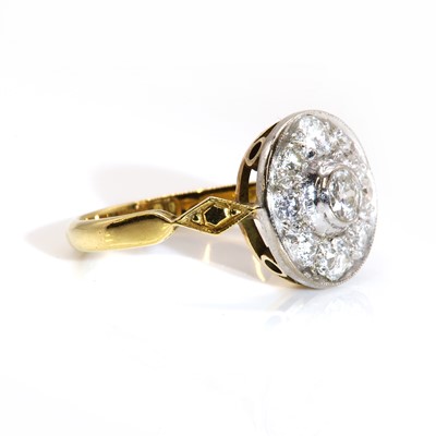 Lot 283 - A diamond set circular cluster ring
