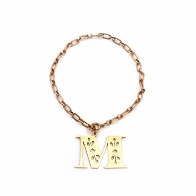 Lot 147 - A gold bracelet with initial charm 'M'