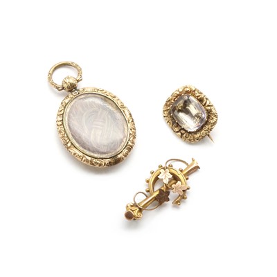 Lot 198 - A rock crystal quartz brooch