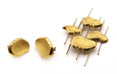 Lot 344 - A Portuguese two colour gold brooch and earring suite