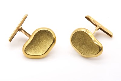 Lot 476 - A pair of cloud form swivel cufflinks