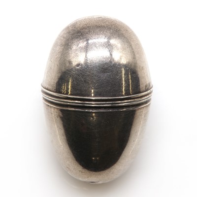 Lot 23 - A Georgian sterling silver egg form nutmeg grater, by Samuel Meriton