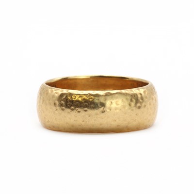 Lot 49 - An 18ct gold wedding ring