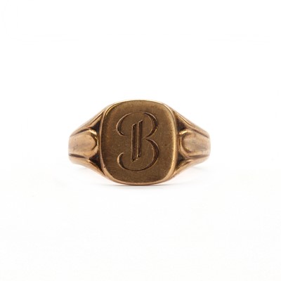 Lot 266 - A 9ct gold signet ring