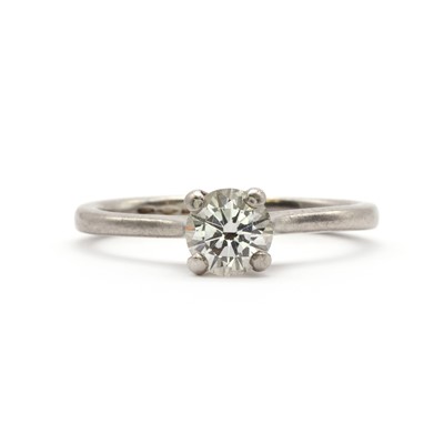 Lot 76 - A platinum single stone diamond ring