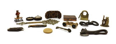 Lot 211 - A collection of metalware items